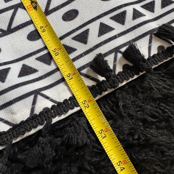 Black & White Geometric Tassel Throw Blanket - Unbranded - Picture 6 of 6